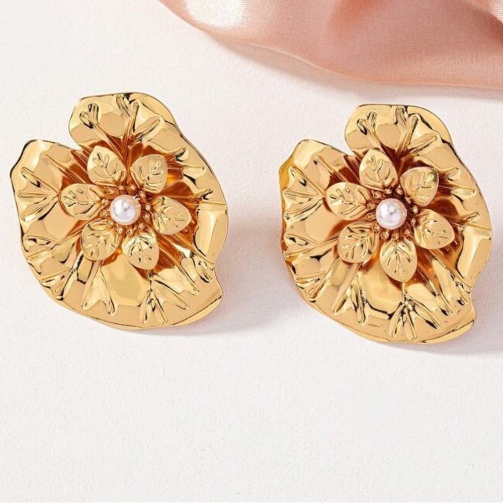 Gold Floral Earrings Accent A1303